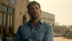 John Krasinski como Jack Ryan em cena de ação de Guerra Fantasma no Prime Video.
