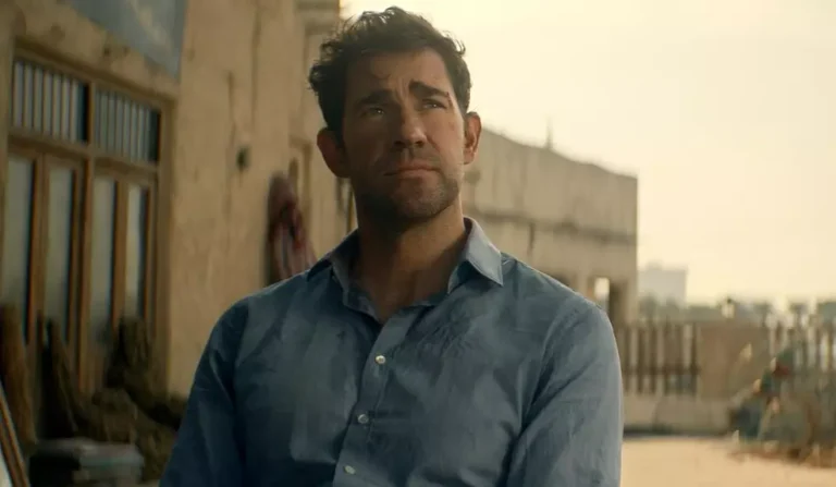 John Krasinski como Jack Ryan em cena de ação de Guerra Fantasma no Prime Video.