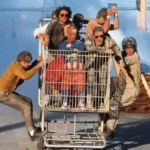 Johnny Knoxville em cena da série Jackass durante um dos desafios da produção.