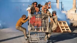 Johnny Knoxville em cena da série Jackass durante um dos desafios da produção.
