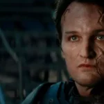 Jason Clarke em evento de divulgação, associado ao projeto Fogo Contra Fogo 2 de Michael Mann.