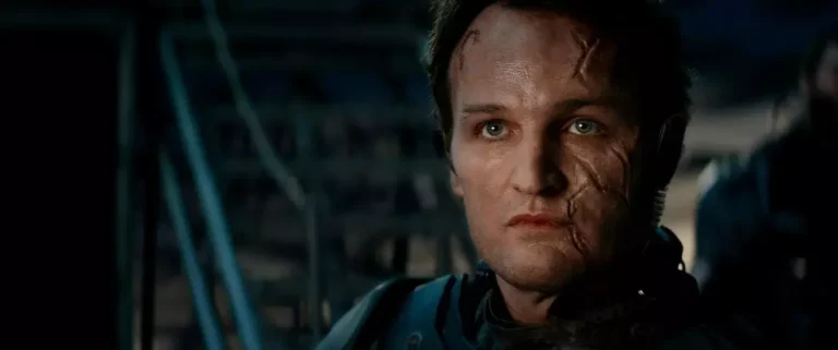 Jason Clarke em evento de divulgação, associado ao projeto Fogo Contra Fogo 2 de Michael Mann.