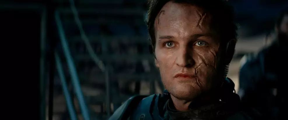 jason-clarke-fogo-contra-fogo-2-michael-mann Jason Clarke em evento de divulgação, associado ao projeto Fogo Contra Fogo 2 de Michael Mann.