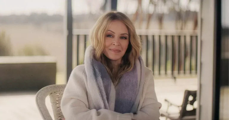 Kylie Minogue em material de arquivo na série documental da Netflix que estreia em 20 de maio.