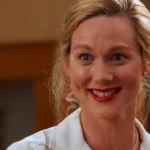 Laura Linney em cena ao lado de John Stewart na série Lanternas da DC Studios.