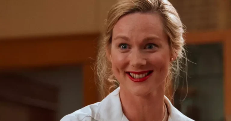 Laura Linney em cena ao lado de John Stewart na série Lanternas da DC Studios.