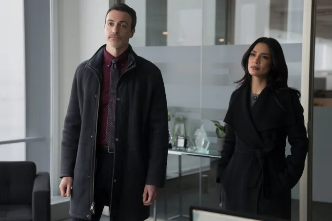 Imagem promocional de “Law & Order” destaca a renovação da série para a 26ª temporada pela NBC.