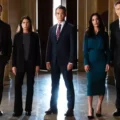 Elenco de Law & Order em cena da 26ª temporada após mudança de horário na programação da NBC.