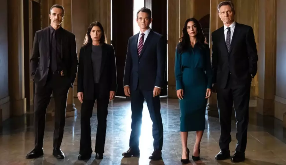 Elenco de Law & Order em cena da 26ª temporada após mudança de horário na programação da NBC.