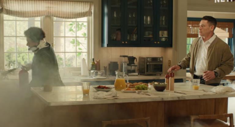 John Cena e Eric André em cena da comédia Little Brother da Netflix.