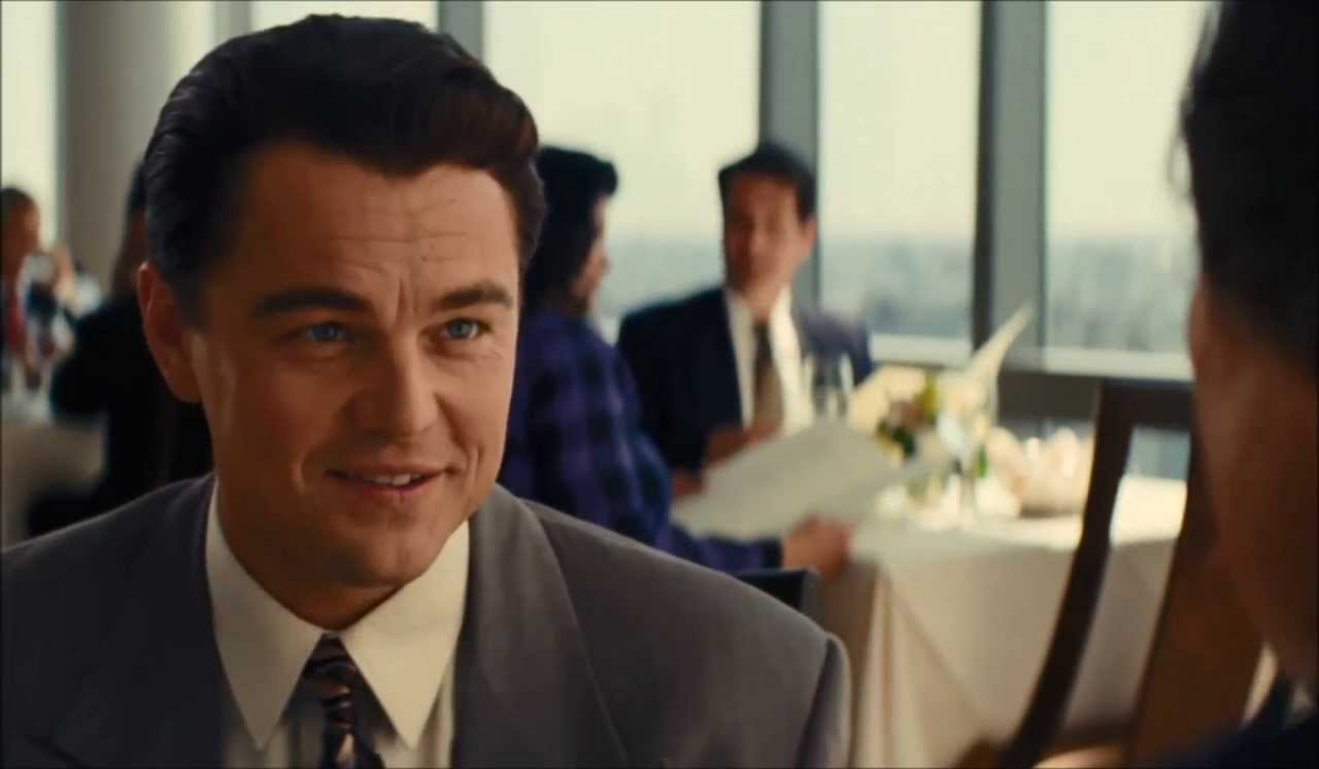 Leonardo DiCaprio interpretando Jordan Belfort em discurso motivacional para corretores na bolsa de valores em “O Lobo de Wall Street”.