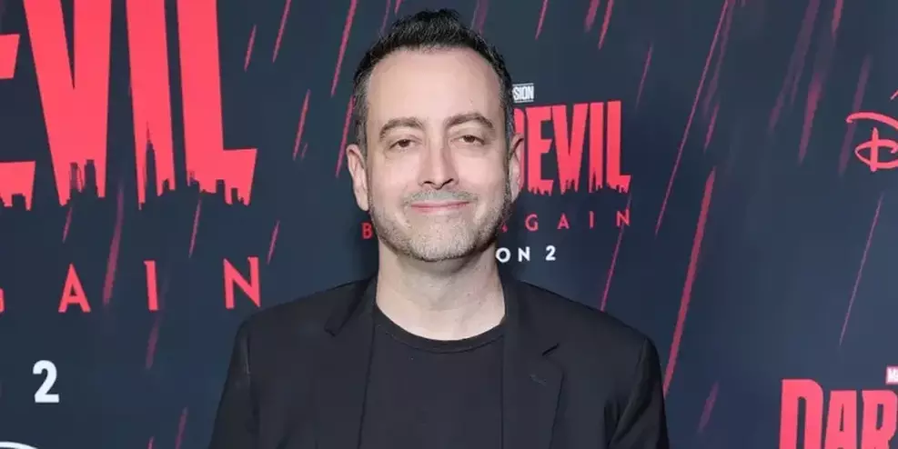 marvel-brad-winderbaum-promocao-lideranca Brad Winderbaum em evento da Marvel Studios durante anúncio de reestruturação de liderança.