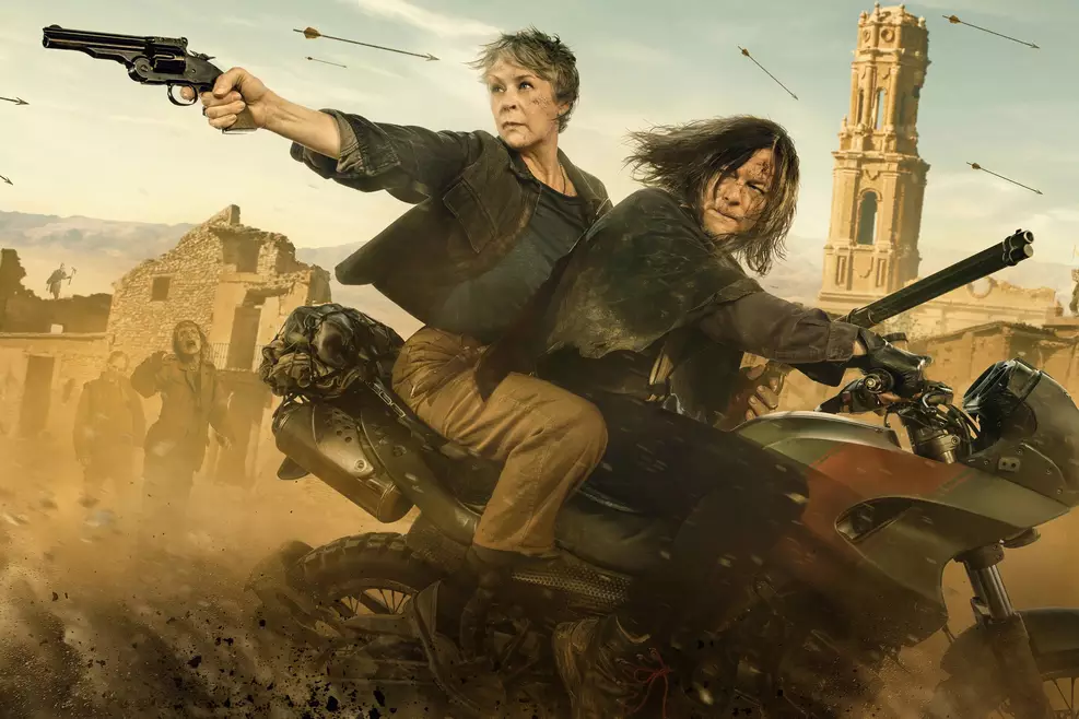 Melissa McBride aparece em destaque como Carol Peletier no universo de The Walking Dead durante produção de The Walking Dead: Daryl Dixon.