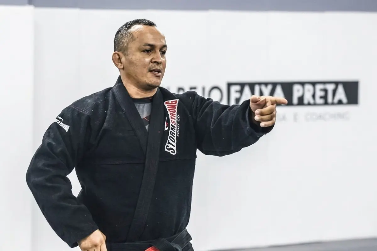 Melqui Galvão em aula de jiu-jitsu.