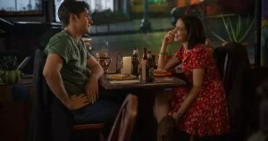 Primeiras imagens de “Mensagens para Isabelle” destacam Zoey Deutch e Nick Robinson na nova comédia romântica da Netflix.