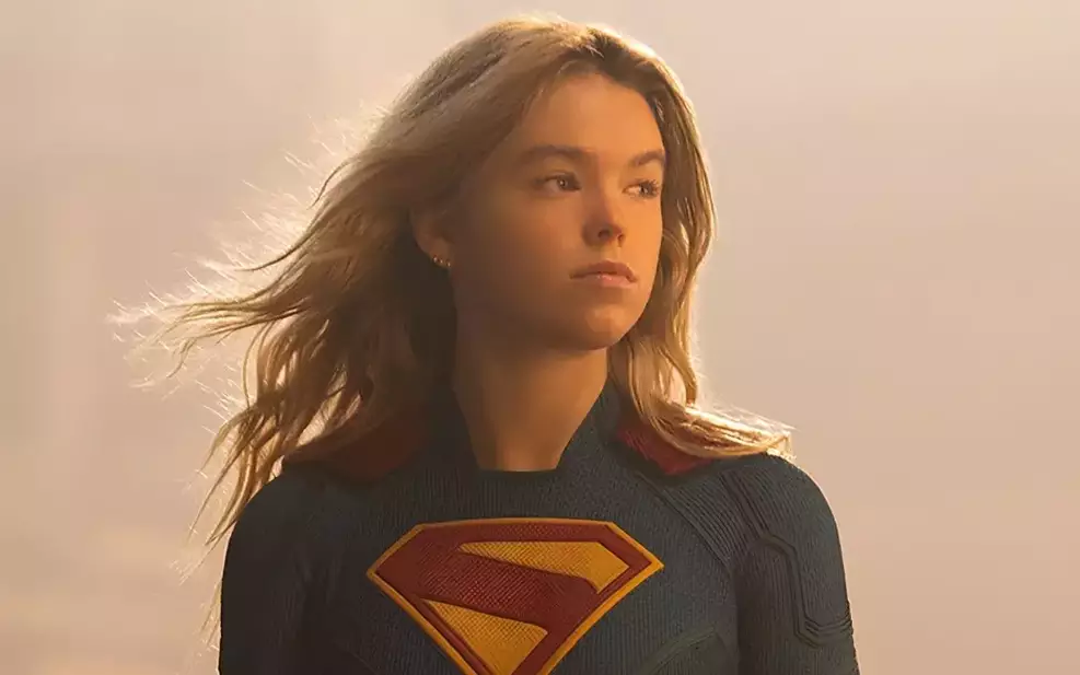 Milly Alcock caracterizada como Supergirl em produção da Warner Bros. Pictures.