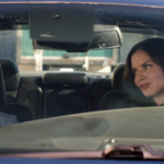 Cena de NCIS destacando o retorno de Kayla Vance no episódio final da 23ª temporada após a morte de Leon Vance.