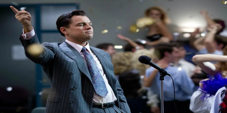 Jordan Belfort (Leonardo DiCaprio) em cena de “O Lobo de Wall Street” durante momento de ascensão em Wall Street, cercado por luxo e excesso financeiro.