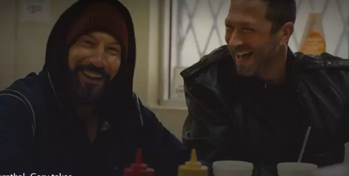 Cena do episódio “Gary” de O Urso no Disney+, destacando uma narrativa isolada que desloca o foco da série para um formato de estrada.