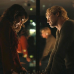 Allie e Dean em Off Campus: Amores Improváveis durante a segunda temporada do Prime Video.