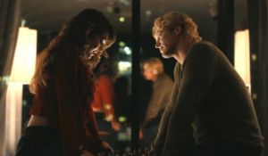 Allie e Dean em Off Campus: Amores Improváveis durante a segunda temporada do Prime Video.