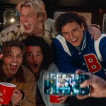 Série Off Campus da Prime Video com foco no time Briar Hawks e próximos casais da adaptação