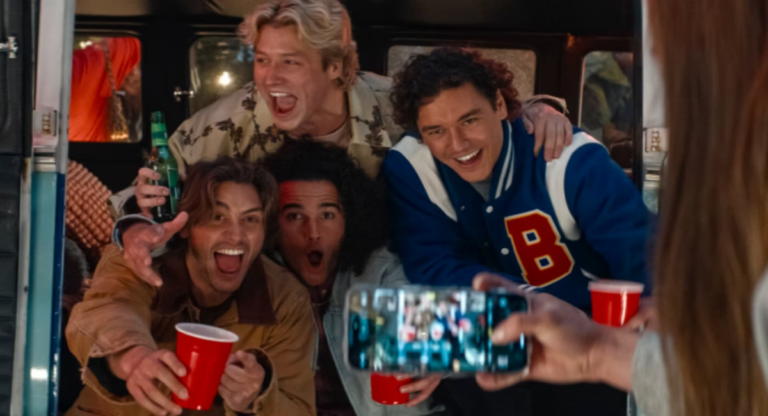 Série Off Campus da Prime Video com foco no time Briar Hawks e próximos casais da adaptação