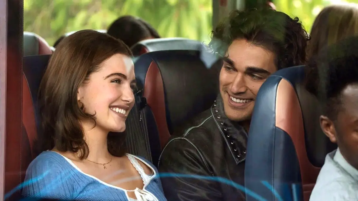 Hannah e Garrett em Off Campus: Amores Improváveis na adaptação do Prime Video baseada nos livros de Elle Kennedy