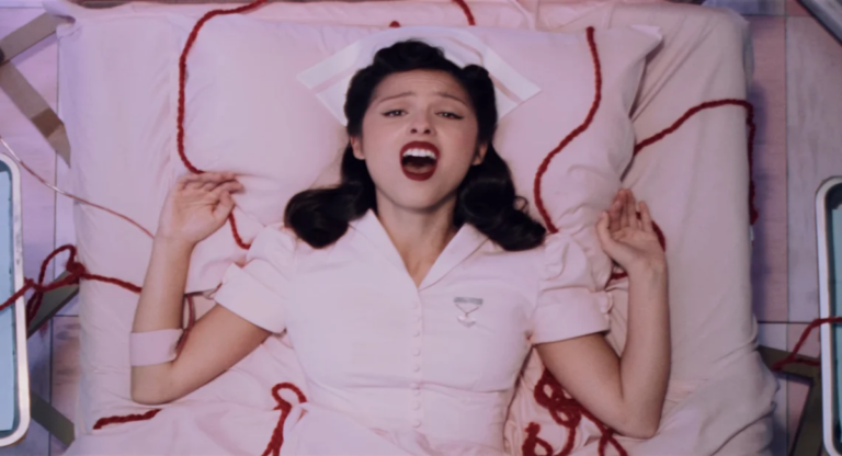Olivia Rodrigo lança o single the cure acompanhado de clipe oficial do novo álbum.