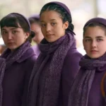 Cena da série Os Testamentos, continuação de The Handmaid’s Tale, em ambiente distópico.