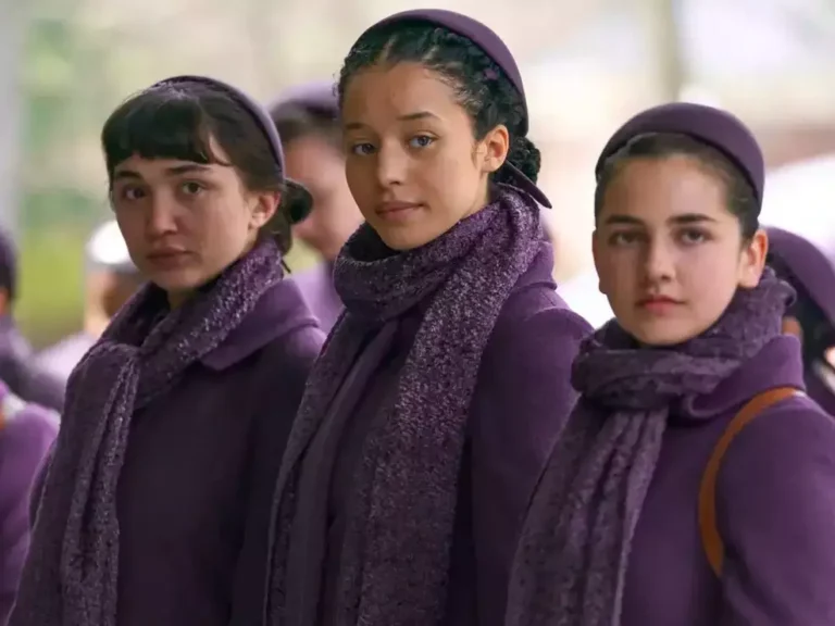 Cena da série Os Testamentos, continuação de The Handmaid’s Tale, em ambiente distópico.