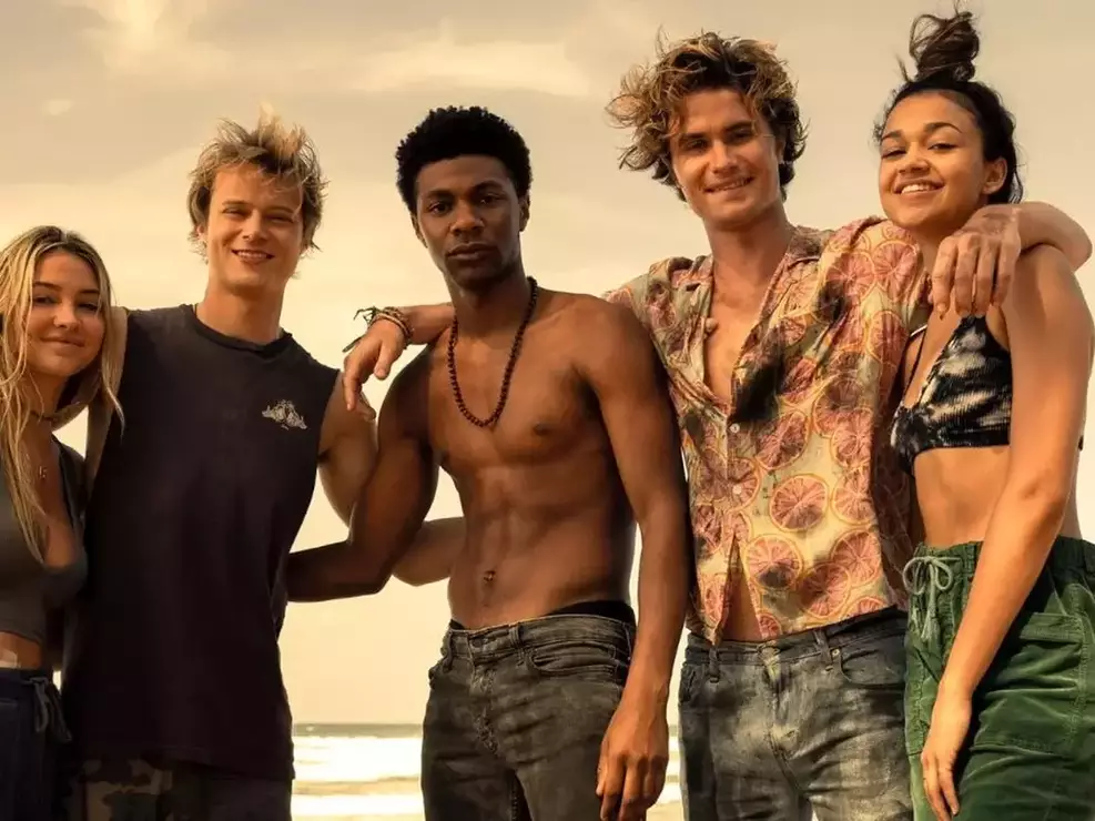 Elenco de Outer Banks no evento da Netflix comentando a 5ª temporada e o impacto da morte de JJ