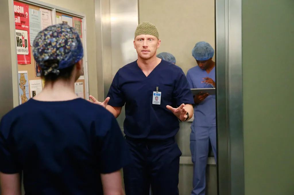 Close-up de Owen Hunt demonstrando frieza emocional durante a 5ª temporada de Grey's Anatomy, contextualizando o término de seu noivado com Beth por e-mail.