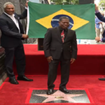 Paulinho da Costa durante cerimônia na Calçada da Fama de Hollywood onde recebeu uma estrela