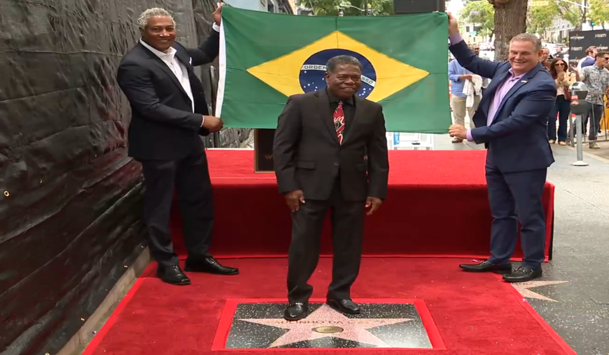 Paulinho da Costa durante cerimônia na Calçada da Fama de Hollywood onde recebeu uma estrela