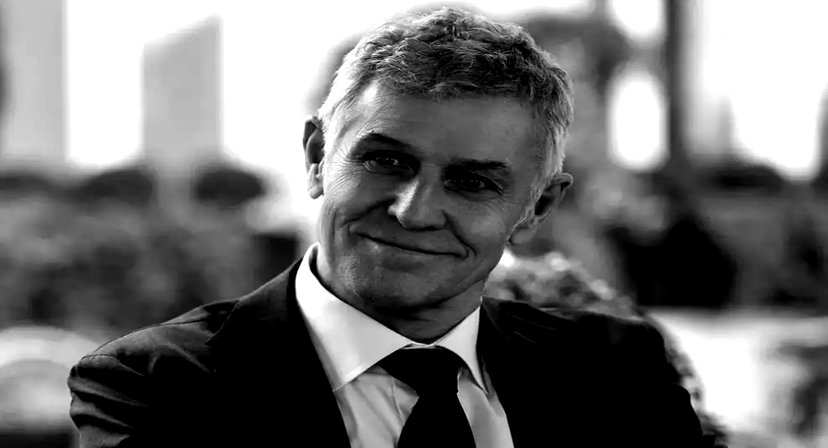 pierre-deny-morre Pierre Deny em cena de Emily em Paris durante participação na série da Netflix.