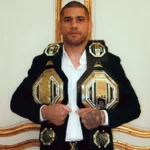 Alex “Poatan” Pereira em encarada antes de luta no UFC, focado no confronto contra Ciryl Gane.
