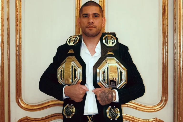 Alex “Poatan” Pereira em encarada antes de luta no UFC, focado no confronto contra Ciryl Gane.