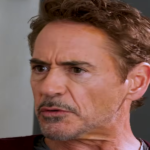 Robert Downey Jr. durante participação em podcast onde comenta o impacto dos influenciadores digitais na cultura da fama.