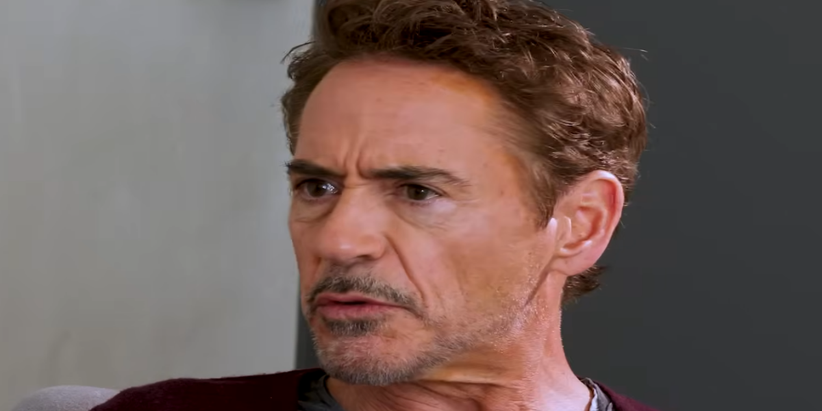 Robert Downey Jr. durante participação em podcast onde comenta o impacto dos influenciadores digitais na cultura da fama.