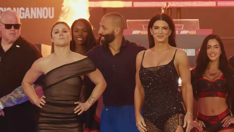 Ronda Rousey e Gina Carano antes do evento de MMA transmitido ao vivo pela Netflix.