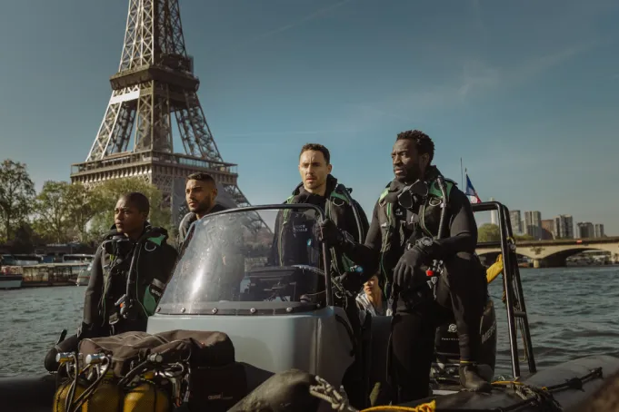Sob as Águas do Sena 2 inicia filmagens com cenário inundado em Paris dominado por tubarões