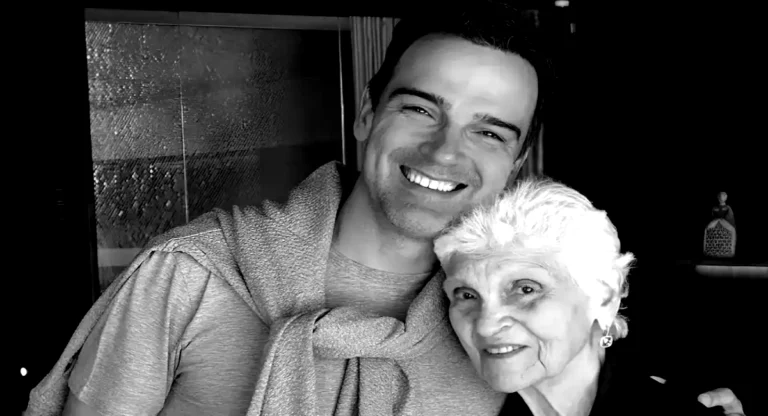 Tadeu Schmidt anuncia a morte da mãe, Janira Schmidt, e presta homenagem nas redes sociais.