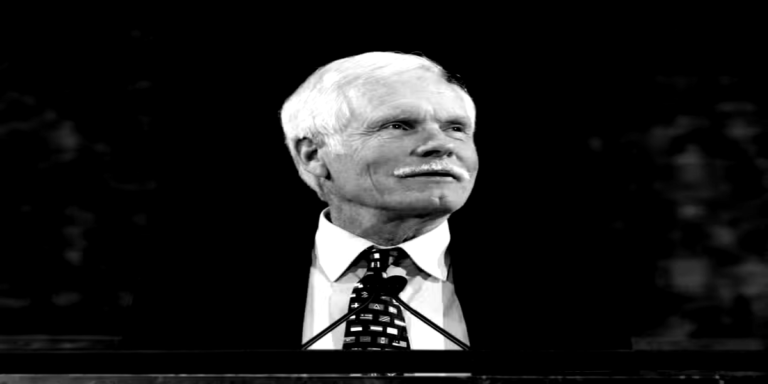 Ted Turner, fundador da CNN e pioneiro da TV a cabo, em registro histórico ligado à expansão da televisão nos Estados Unidos.