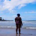 Filme “Tempo Meio Azul Piscina” recebe quatro prêmios de pós-produção no Guadalajara Construye em 2026.