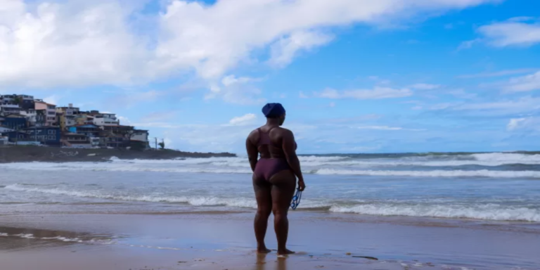 Filme “Tempo Meio Azul Piscina” recebe quatro prêmios de pós-produção no Guadalajara Construye em 2026.