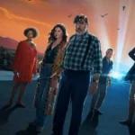Alfred Molina em cena de The Boroughs dentro de comunidade isolada para idosos.