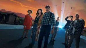 Alfred Molina em cena de The Boroughs dentro de comunidade isolada para idosos.