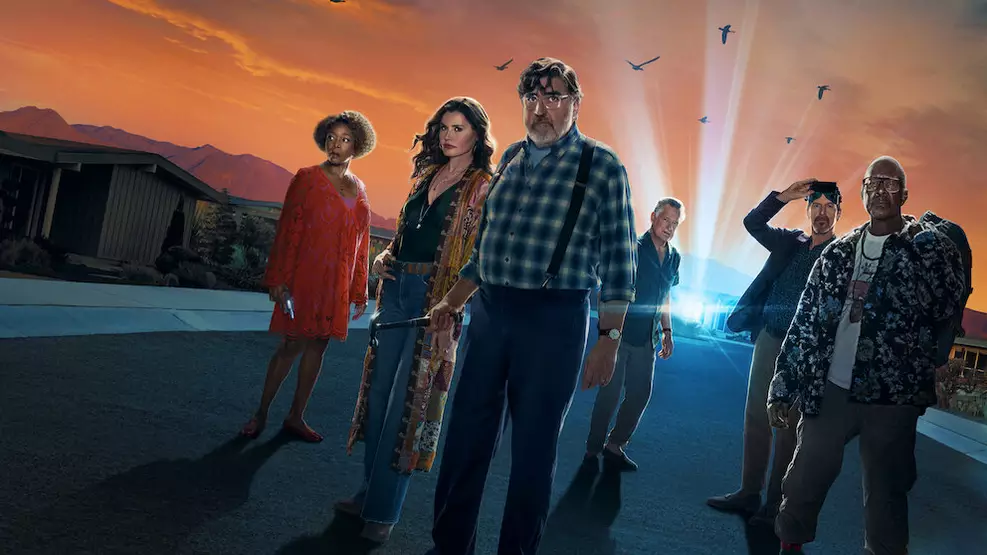 Alfred Molina em cena de The Boroughs dentro de comunidade isolada para idosos.