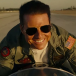 Tom Cruise em aeronave durante preparação para Top Gun com pilotos da Marinha dos EUA.